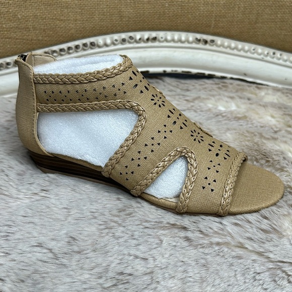 Easy Street | Thelma Wedge Sandal in Beige Linen | Size 6 - Picture 4 of 15